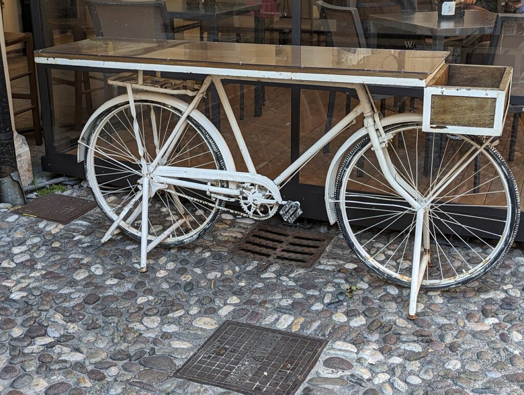 Jedyne rowery, jakie widziałem w Wenecji, stanowiły dekorację.